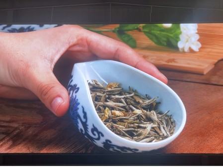 西藏通山縣培訓(xùn)學(xué)校室內(nèi)全彩P2.5安裝完畢   尺寸:8.96X4.64   像素點(diǎn):3584X1856