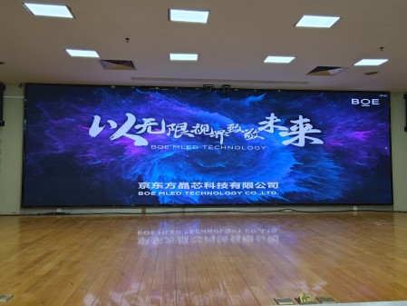 湖北丁字橋***公司BTQ020安裝完畢，尺寸7.68x2.4m，像素點(diǎn)3840x1200