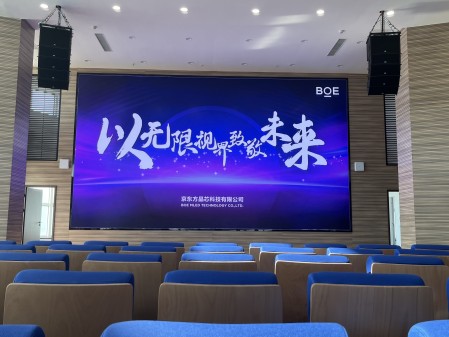 湖北**汽車測試場COB1.2安裝調試完成  尺寸: 8.4*4.725     像素點: 6720*3780