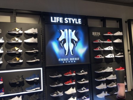鞍山江漢路某鞋店-室內(nèi)Q2.5