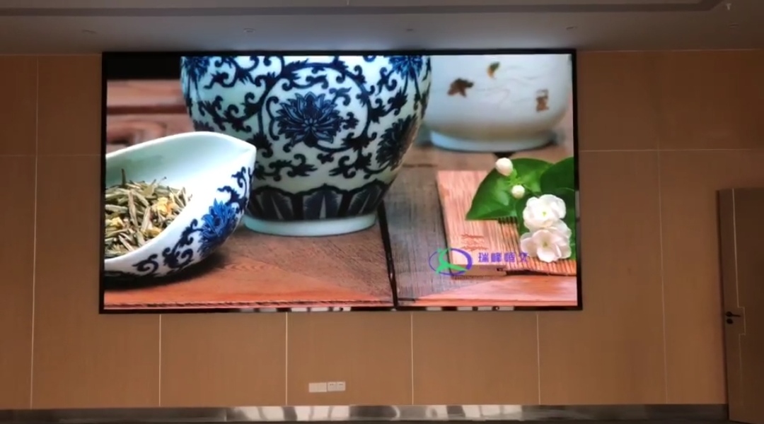 自貢大冶中醫(yī)院室內(nèi)全彩P1.8會議室大屏安裝調(diào)試完畢    尺寸：4.48*2.4   像素點：2408*1290